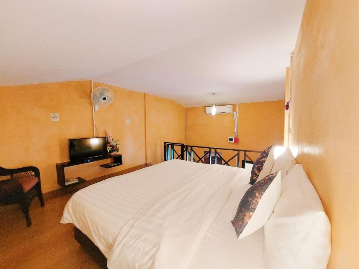 Retro Box Hotel Chumphon Esterno foto