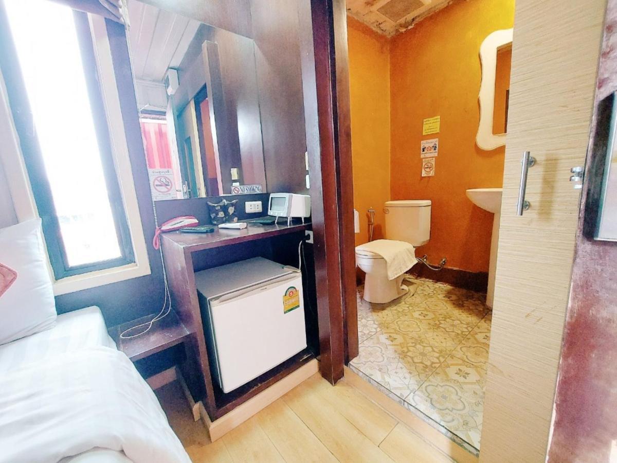 Retro Box Hotel Chumphon Esterno foto