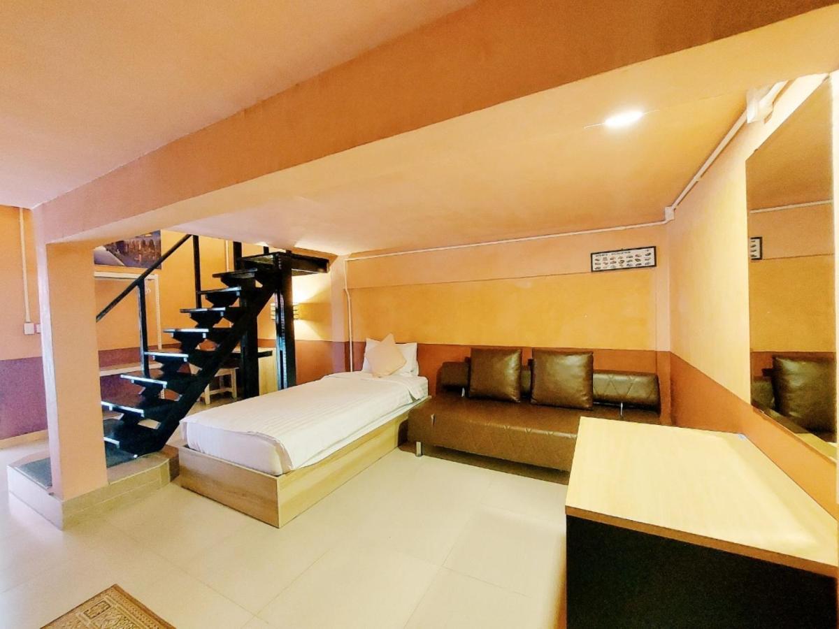 Retro Box Hotel Chumphon Esterno foto