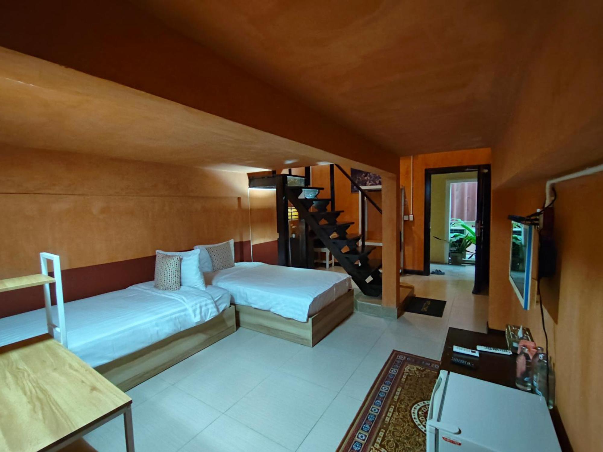 Retro Box Hotel Chumphon Esterno foto
